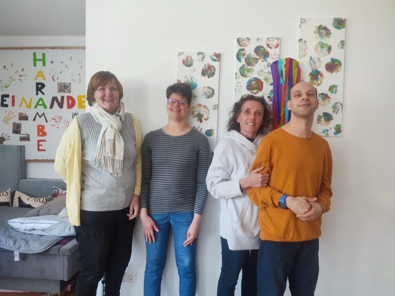 Rosamunde, Ingrid, Sandra und Georg in der Tagesstätte 2-21 Villach Rosamunde, Ingrid, Sandra+Georg
